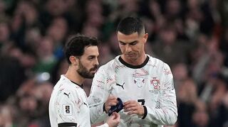 Cristiano Ronaldo (r) musste wegen seiner Roten Karte vom Platz - und die Kapitänsbinde abgeben.