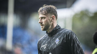 Lukas Klünter im Warm-up-Dress vor einem Waldhof-Heimspiel.