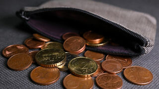 Laut dem neuen „Schuldneratlas“ der Wirtschaftsauskunft bei Creditreform sind aktuell 640.000 Menschen ab 18 Jahren überschuldet. (Symbolbild)