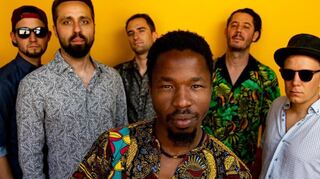 Am Freitagabend sorgt Brahima Diabaté (Mitte) mit seinem Ensemble Balla Balla für gute Laune.