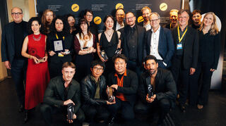 Gruppenbild mit Gewinnern, Jury und Organisatoren (vordere Reihe MItte: der Regisseur des Gewinnerfilms und sein Produzent, hinter ihnen die mit dem Rainer Werner Fassbinder Award geehrte Filmemacherin).