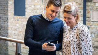 Fertia (hier die Gründer Ruben Kuon und Anna-Lena Hudalla) bietet Eltern mit Kinderwunsch viele wichtige Informationen.