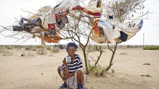 „Tea in the Kalahari“ (2019) von Margaret Courtney-Clarke, zu sehen in der Ausstellung „Geographies of Drought“ in den REM in Mannheim.