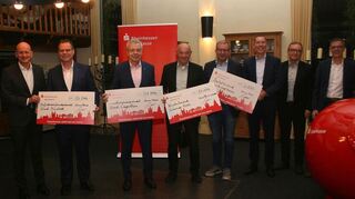 Bei der Spendenübergabe waren dabei: Thorsten Mühl (v.r.), Michael Weil, Frank Belzer, Karsten Krug, Herbert Ritzert, Gottfried Störmer, Boris Wenz und Marcus Walden.