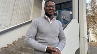 Einst selbst Schüler der Karolina-Burger-Realschule plus in Mundenheim: Raymond Höptner. Heute ist er der jüngste Ortsvorsteher in einem Ludwigshafener Stadtteil.