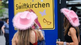 Fans vor dem ersten Konzert von Taylor Swift in Gelsenkirchen (Archivbild).