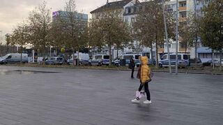 Die Polizei ist am Alten Meßplatz präsent.