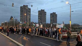 Der Demomarsch auf dem Weg über die Kurpfalzbrücke in die Mannheimer Quadrate.