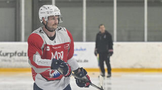 Tom Kühnhackl wird über die laufende Eishockey-Saison hinaus das Trikot der Adler Mannheim tragen.