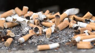 Reste von gerauchten Zigaretten in einem Aschenbecher.