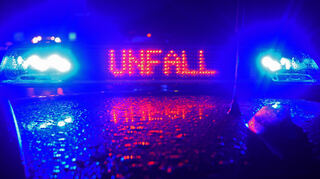 Bei dem Unfall auf der A659 bei Viernheim kam ein Streifenwagen der Polizei von der Fahrbahn ab. Zwei Beamte wurden leicht verletzt.