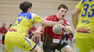 Neuenbürgs Johannes Köster (links) versucht es hier mit Härte gegen den Heddesheimer Felix Kirschner, doch die SGH ließ sich nicht beirren und siegte klar.