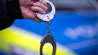 Nachdem der Mann in Heidelberg überprüft wurde, stellte die Polizei fest, dass er per Haftbefehl gesucht wird. Die Beamten machten daraufhin kurzen Prozess.