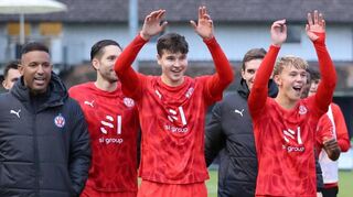 Leo Wemhoener (Mitte) bekam beim 7:1 Sieg des VfR Mannheim in Oberachern in der Schlussphase Einsatzzeit und trug zum klaren Erfolg bei.