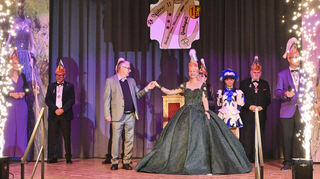 Sie wird von ihrem Vater hereingeführt: Stadtprinzessin Nadine II. bei ihrer Inthronisierung durch die „Grokageli“ in der Kulturhalle Feudenheim in ihrem grünen Kleid mit großem Reifrock und langer Schleppe.