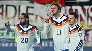 Nick Woltemade (Mitte) jubelt über eines seiner Tore.