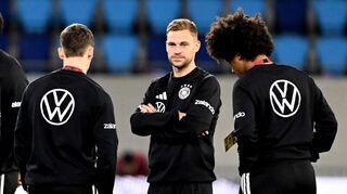 Der verletzte Kapitän Joshua Kimmich steht auf dem Rasen des Stadions in Luxemburg.