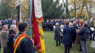 Fahnenabordnungen der Vereine und der Gemischte Chor des Gesangvereins „Teutonia“ bei der Gedenkstunde zum Volkstrauertag in Feudenheim.