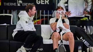 Ella Seidel vergräbt ihr Gesicht hinter einem Handtuch - Teamchef Rainer Schüttler tröstet.