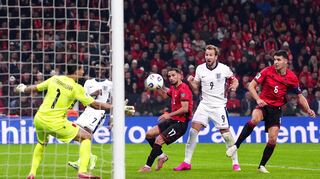 Englands Kapitän Harry Kane trifft zum Qualifikations-Abschluss doppelt.