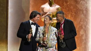 Tom Cruise (links), Debbie Allen und Wynn Thomas (rechts), Gewinner von Ehrenpreisen der Academy. Drei Ehren-Oscars und ein weiterer Sonderpreis wurden bei den 16. Governors Awards verliehen.