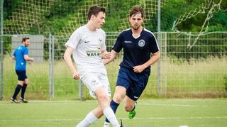 Fabian Bär (r.), hier im Zweikampf mit Daniel Hartmann, engagiert sich beim FC Alemannia Groß-Rohrheim nicht nur auf dem Platz.