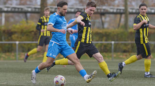 Käfertals Giuseppe Mormone (vorne, hier gegen Ladenburgs Daniel Zimmermann) erzielte den Siegtreffer für den Tabellenführer aus Mannheim.