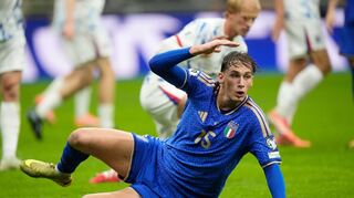 Bloß nicht ausrutschen: Italien mit Torschütze Pio Esposito muss in die Playoffs.