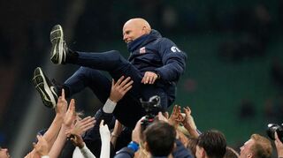 Norwegens Nationalmannschaft feiert Trainer Stale Solbakken nach dem 4:1 in Italien.