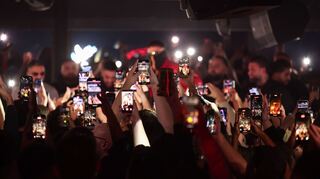 Viele Jugendliche feiern Haftbefehl.