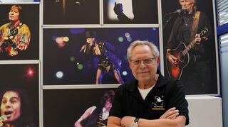 Konzertfotograf Rudolf Uhrig vor einer – sehr kleinen – Auswahl seiner Bilder in der Ausstellung beim Fotofestival in Worms.