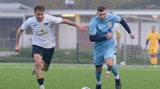 Eppelheims Jannik Jammerthal (links) bedrängt in dieser Szene Srbijas Anton Markovic.
