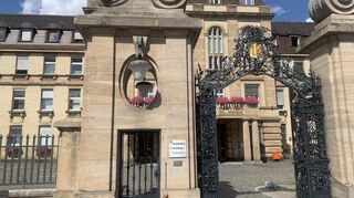 Das Mannheimer Universitätsklinikum (hier der Haupteingang am Neckar) wird in einem Tochter/Mutter-Modell mit der Heidelberger Uniklinik verbunden.