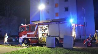 Die Mannheimer Feuerwehr war am Samstagabend bei einem Brand in einem Mehrfamilienhaus auf der Schönau gefordert.