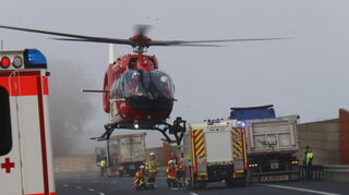 Nach einem Unfall auf der A6 bei Dielheim ist ein Rettungshubschrauber im Einsatz. Die Fahrbahn ist in Richtung Mannheim zunächst gesperrt.