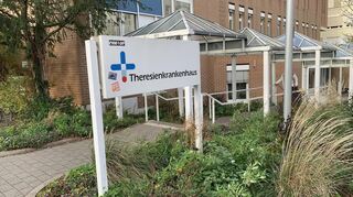 Theresien-Haupteingang in der Bassermannstraße.