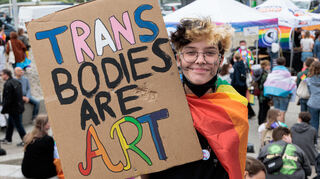 Viele Menschen wehren sich gegen Diskriminierung: Wie Noah - mit einem ein Schild mit der Aufschrift „Trans Bodies Are Art“ auf der Demonstration zum Christopher Street Day (CSD).