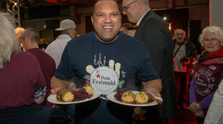 Der ehemalige Fußballer Ailton, noch immer für Werder Bremen tätig, hat bei „Dein Festmahl“ in Bremen bedient. Nun soll die Veranstaltung auch im Rosengarten stattfinden.