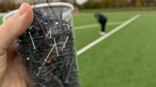 Ein Teil der zahlreichen Nägel und Schrauben, die unbekannte Täter am vergangenen Wochenende auf dem Fußballplatz des SV Sandhofen auslegten. Am Ende sollten mehrere Hundert zusammenkommen