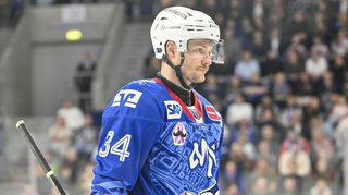 Tom Kühnhackl hat seinen Vertrag bei den Adlern verlängert. Unklar bleibt, wie lange der Stürmer in Mannheim bleiben wird.