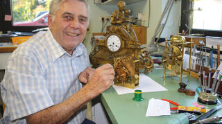 Franz Kielmayer schraubte auch noch im Alter von 77 Jahren an Uhren herum.