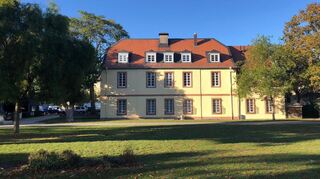 Vom Hofgut Mundenheim am Zedtwitzpark ist das Herrenhaus mit angeschlossenem Biergarten übrig geblieben. Die Nutzungsmöglichkeiten sind vielfältig.