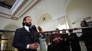 Blocks Verteidiger Ingo Bott gibt vor der Presse ein Statement ab.