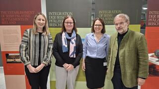 Ausstellungseröffnung mit Generalkonsulin Anne-Marie Flynn (v.l.), Sabine Klapp, Nina Knape und Stefan Mörz.