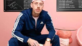 Jogginganzug und umgedrehte Cap: Robin Pandolfo aka Langfinger Binho bleibt seinem lässigen Stil treu.