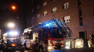 Die Feuerwehr im Einsatz bei einem Kellerbrand in der Mannheimer Schwetzingerstadt.