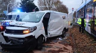 Der Transporter kollidierte mit der Straßenbahn.