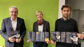 Bürgermeister Gottfried Störmer stellt gemeinsam mit Alexandra Adam und Dirk Dewald vom Stadtmarketing den Flyer „Lampertheim im Advent“ vor.