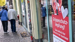 Mit der Grippe- kann man sich auch gleichzeitig die Corona-Impfung verabreichen lassen. (Archivbild)