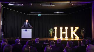 Die 500 Gäste der IHK Arnsberg nahmen die Rede des Sauerländers Merz wohlwollend auf.